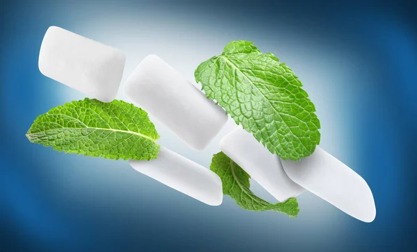 Fresh Mint Leaves Chewing Gum Pads Falling Blue Background — Stock Photo, Image