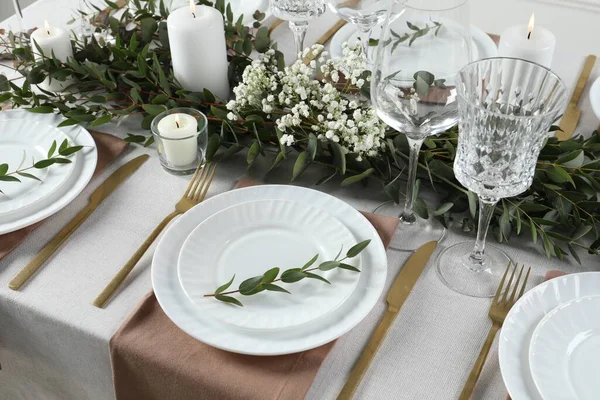 お祝いのディナーのためのスタイリッシュなエレガントなテーブル設定 — ストック写真