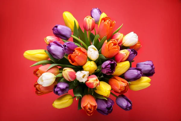 Букет Красивих Різнокольорових Тюльпанів Червоному Тлі Вид Зверху — стокове фото