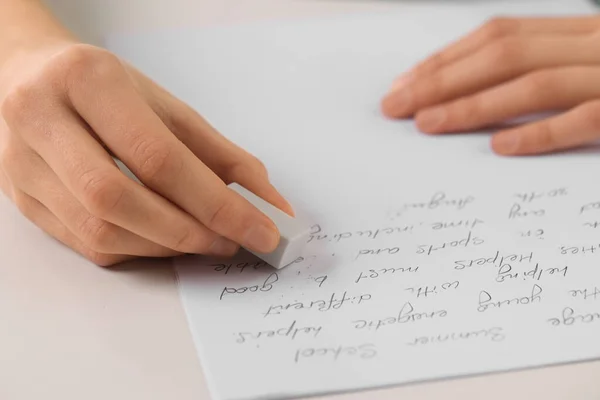 Κορίτσι Σβήνει Λάθος Στο Σημειωματάριό Της Λευκό Γραφείο Closeup — Φωτογραφία Αρχείου
