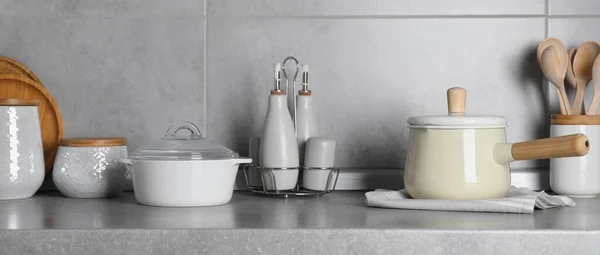 Mutfaktaki Gri Tezgahta Değişik Mutfak Aletleri Pankart Tasarımı — Stok fotoğraf