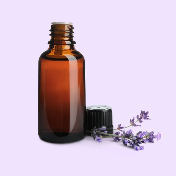 Botella Aceite Esencial Lavanda Flores Sobre Fondo Violeta Claro Pálido — Foto de Stock