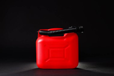 Siyah arkaplanda yeni kırmızı plastik kutu