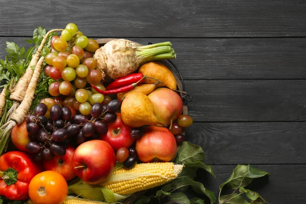 不同的新鲜蔬菜和水果在黑色的木制桌子上 顶部视图与文字的空间 农民收获 — 图库照片