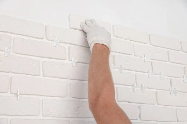 Constructor Profesional Instalando Nuevos Ladrillos Decorativos Blancos Pared Primer Plano —  Fotos de Stock
