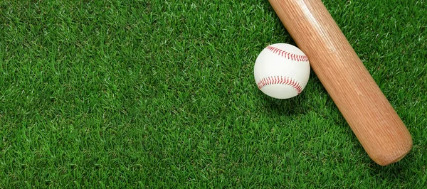 Wooden Baseball Bat Ball Green Grass Flat Lay Sports Equipment — Stock Photo, Image