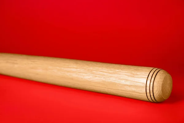 Drewniany Kij Baseballowy Czerwonym Tle Zbliżenie Sprzęt Sportowy — Zdjęcie stockowe