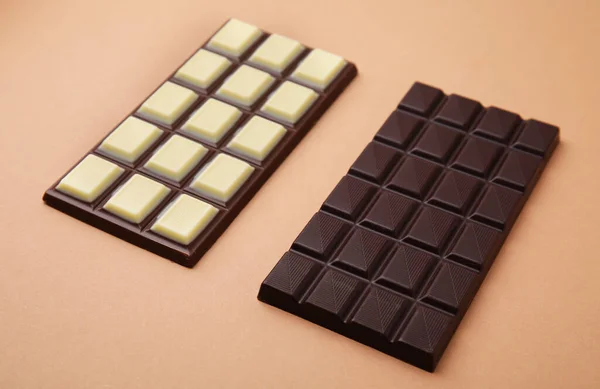 Dos Sabrosas Barras Chocolate Sobre Fondo Marrón — Foto de Stock
