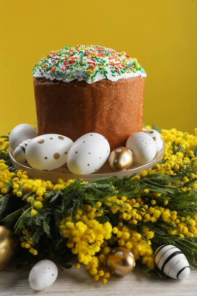 Traditional Easter Cake Sprinkles Painted Eggs Beautiful Spring Flowers White — 图库照片