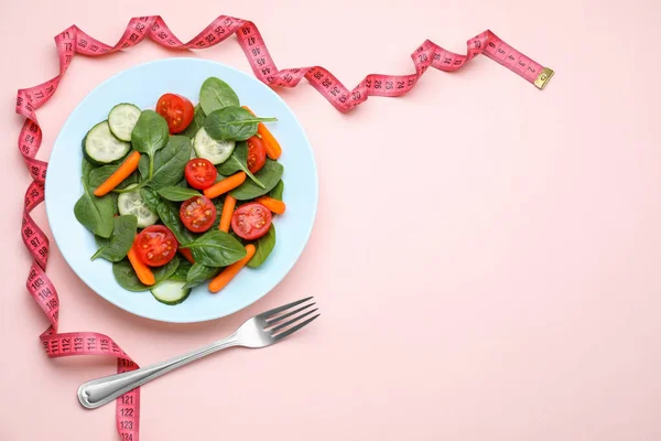 Ruban Mesurer Fourchette Salade Sur Fond Rose Plat Espace Pour — Photo