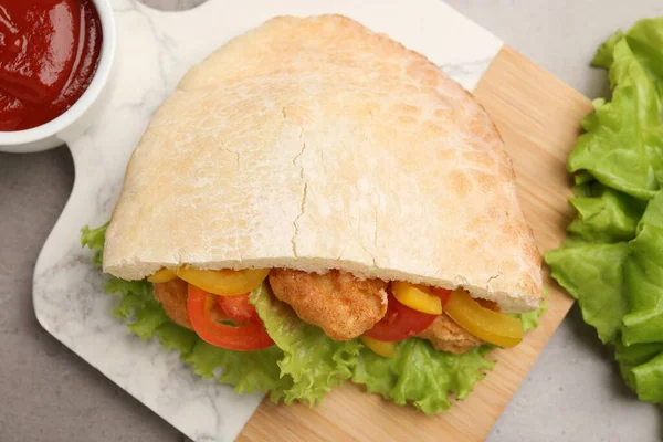 Läcker Vitasmörgås Med Stekt Fisk Peppar Tomater Och Sallad Ljust — Stockfoto