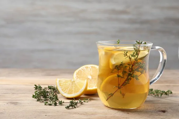 Chá Aromático Base Plantas Com Tomilho Limão Mesa Madeira Espaço — Fotografia de Stock