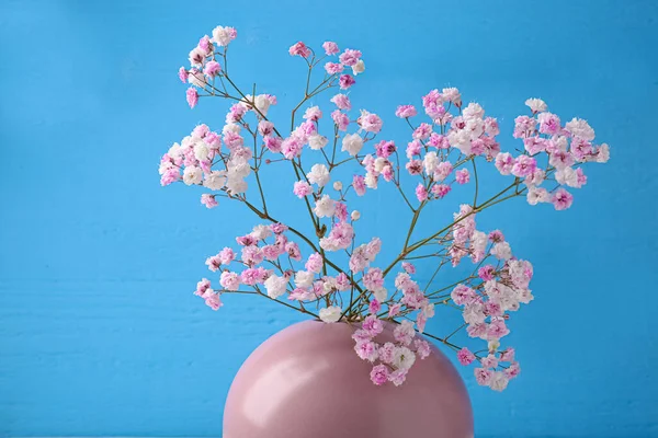 분홍색 꽃병에 아름다운 초파리 과밝은 배경을 배경으로 — 스톡 사진