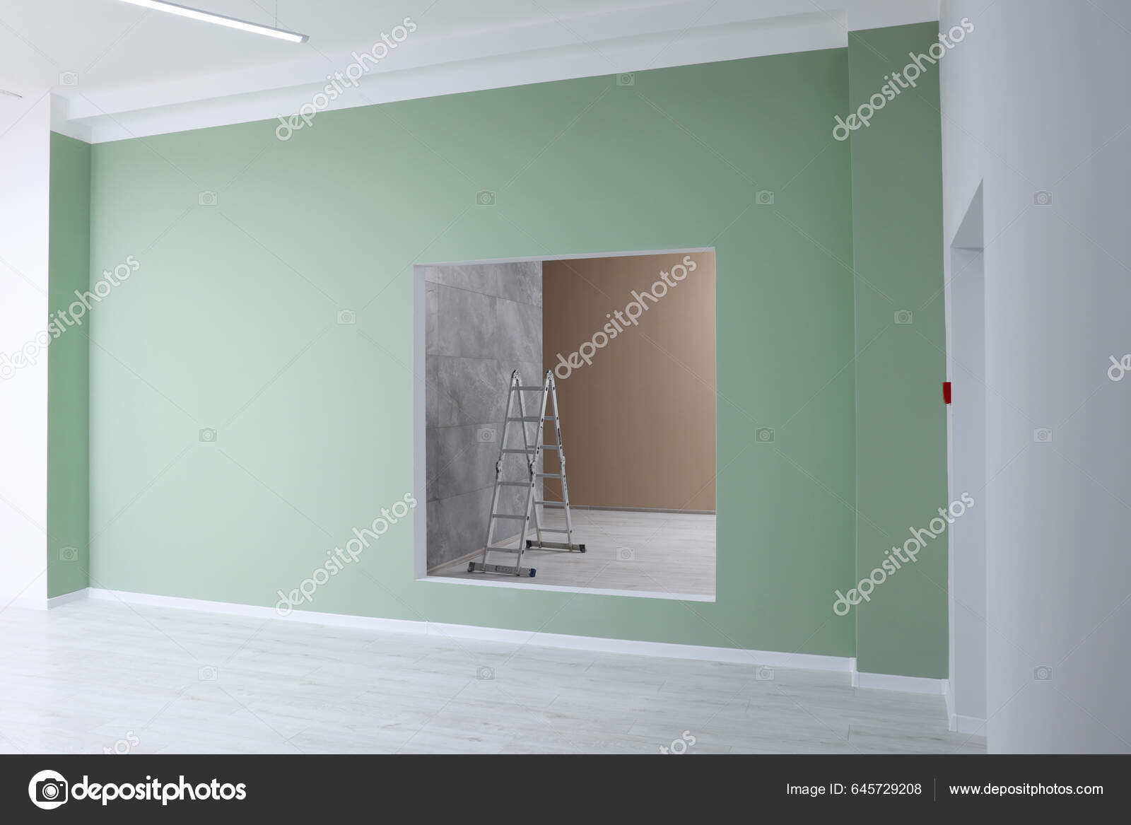 Pared Verde Con Apertura Para Ventana Falsa Escalera Habitación Durante:  fotografía de stock © NewAfrica #645729208