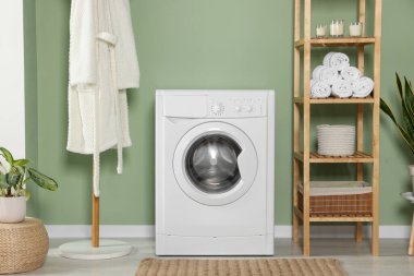 Çamaşır makinesi olan şık bir çamaşır odası. İç tasarım