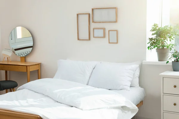 Κρεβάτι Μαλακά Λευκά Μαξιλάρια Άνετο Εσωτερικό Χώρο — Φωτογραφία Αρχείου