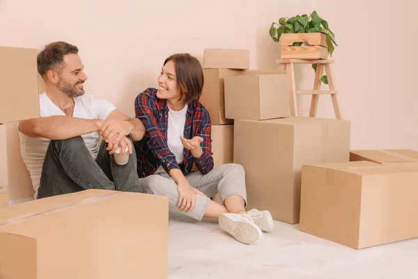 Happy Couple Takeaway Coffee Resting Floor New Apartment Moving Day — Stock Photo, Image