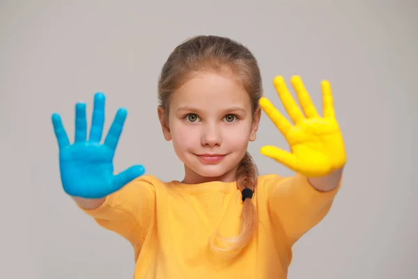 Κοριτσάκι Χέρια Βαμμένα Στην Ουκρανική Σημαία Χρώματα Ανοιχτό Γκρι Φόντο — Φωτογραφία Αρχείου