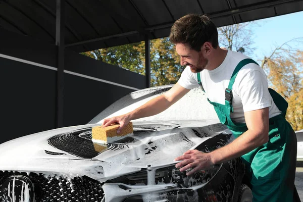 Worker Washing Auto Sponge Outdoor Car Wash — Fotografia de Stock