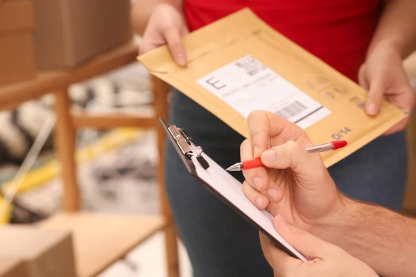 Працівники Поштового Відділення Перевіряють Штрих Код Посилки Приміщенні Крупним Планом — стокове фото