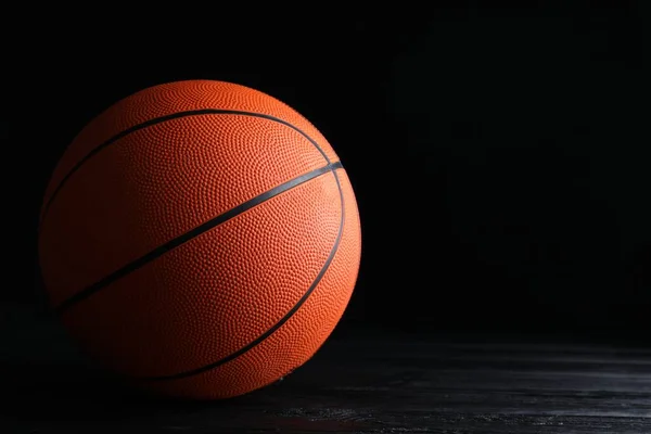 Basketballball Auf Schwarzem Holztisch Vor Dunklem Hintergrund Platz Für Text — Stockfoto