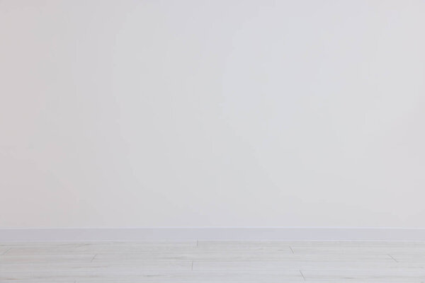 Красивая белая стена в чистой пустой комнате