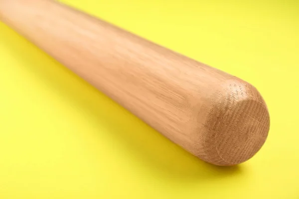 Drewniany Kij Baseballowy Żółtym Tle Zbliżenie Sprzęt Sportowy — Zdjęcie stockowe