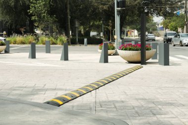 Çizgili plastik hız tümseğiyle şehir caddesi