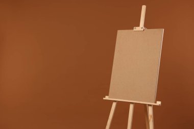 Kahverengi arka planda boş tahta sehpa. Metin için boşluk