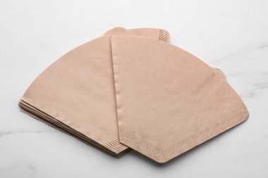 Beyaz mermer masadaki kağıt kahve filtreleri.