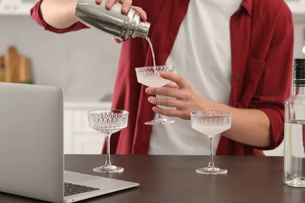 Man Lär Sig Att Göra Cocktail Med Online Video Laptop — Stockfoto