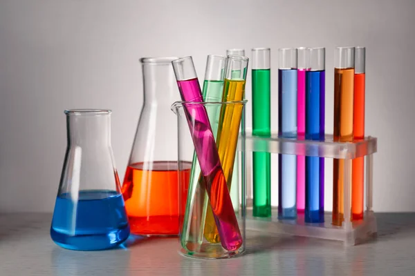 Verrerie Laboratoire Différente Avec Des Liquides Colorés Sur Table Bois — Photo