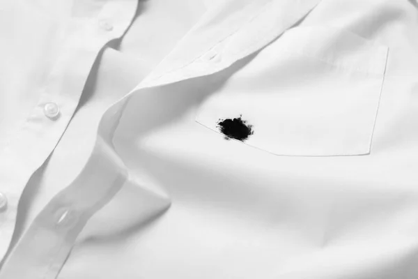 Vlek Van Zwarte Inkt Wit Shirt Close — Stockfoto