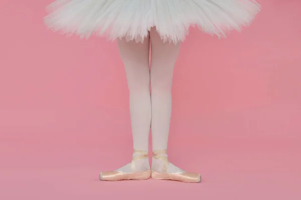 Fiatal Balerina Pointe Cipőben Táncol Rózsaszín Háttér Közelkép Szöveg Helye — Stock Fotó