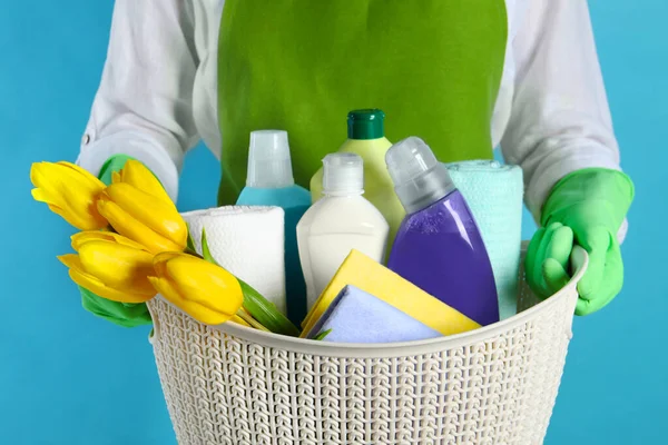 Spring Cleaning Woman Holding Basket Detergents Flowers Rags Light Blue — Stock fotografie