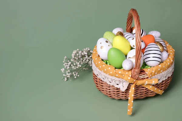 Wiklinowy Kosz Świątecznie Urządzonymi Jajkami Wielkanocnymi Cygańskimi Kwiatami Jasnozielonym Tle — Zdjęcie stockowe