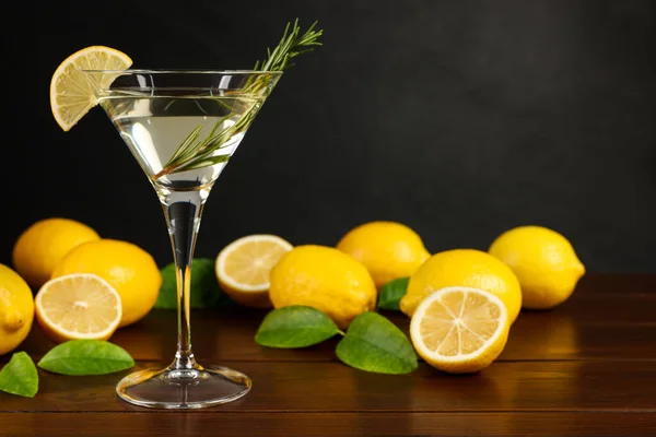 Martini Cocktail Med Citronskiva Och Färska Frukter Träbord Utrymme För — Stockfoto