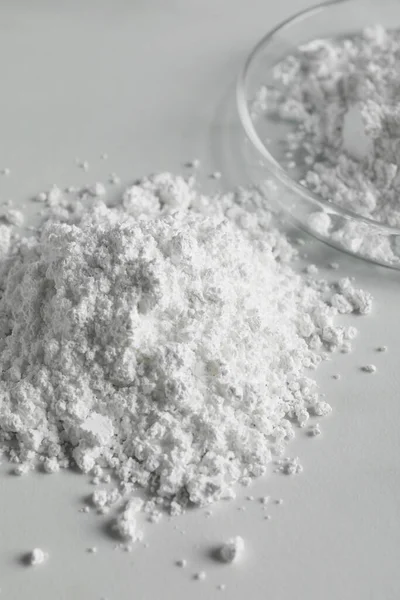 Beyaz Masada Bir Yığın Kalsiyum Karbonat Tozu — Stok fotoğraf