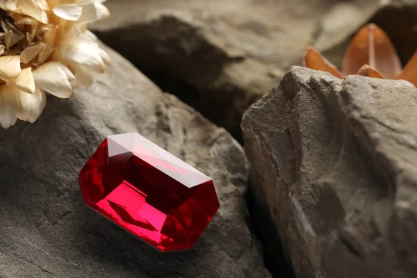 Krásný Červený Drahokam Pro Šperky Kamenném Povrchu Detailní Záběr Mezera — Stock fotografie