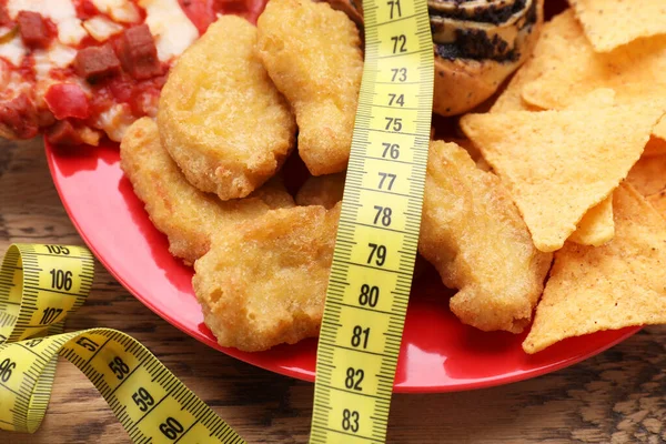 Verschillende Ongezonde Voeding Meetlint Houten Tafel Close Gewichtsverlies Concept — Stockfoto