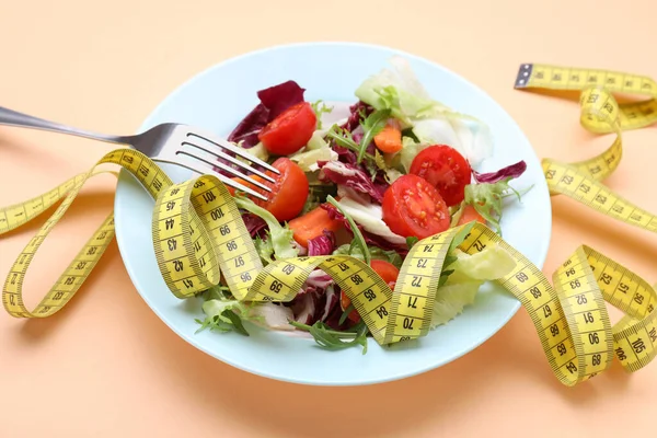 Ensalada Saludable Con Cinta Métrica Sobre Fondo Naranja Concepto Dieta —  Fotos de Stock