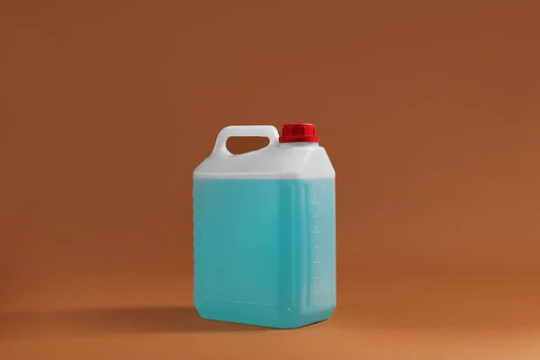 Plastikkanister Mit Blauer Flüssigkeit Auf Braunem Hintergrund — Stockfoto