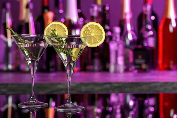 Martini Bicchieri Cocktail Rinfrescante Fette Limone Rosmarino Sulla Superficie Dello — Foto Stock