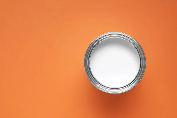 Lata Con Pintura Blanca Sobre Fondo Naranja Vista Superior Espacio — Foto de Stock
