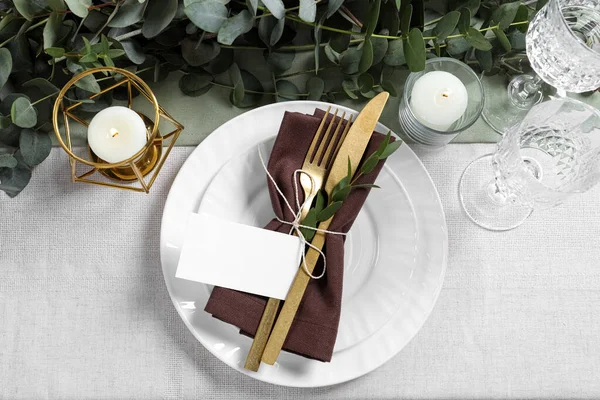 美しい装飾と空白のカード フラットレイアウトと豪華なテーブル設定 祭りのディナー — ストック写真