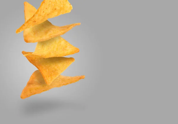 Lekkere Tortilla Chips Vallen Grijze Achtergrond Ruimte Voor Tekst — Stockfoto