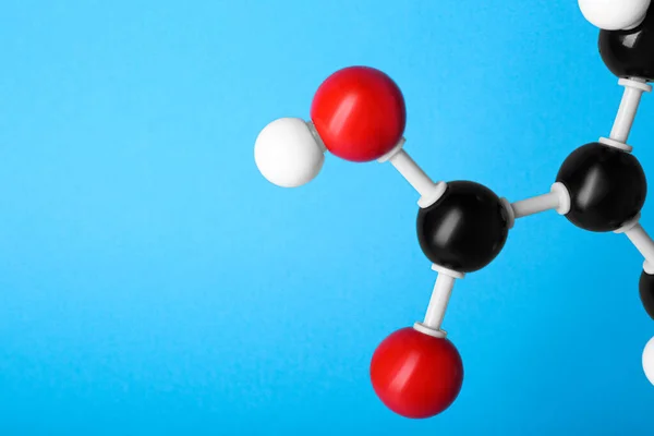 Açık Mavi Zemin Üzerindeki Vitamini Molekülünün Yakın Görüntüsü Metin Için — Stok fotoğraf