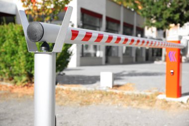 Güneşli bir günde kapalı otomatik patlama engeli, yakın çekim.