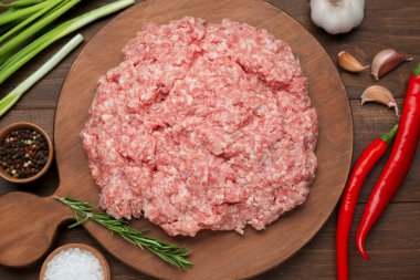 Çiğ taze kıyma ve malzeme ahşap masa üzerinde, düz yatıyordu