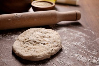 Taze mangır ve tahta masada merdane. Grissini pişiriyorum.